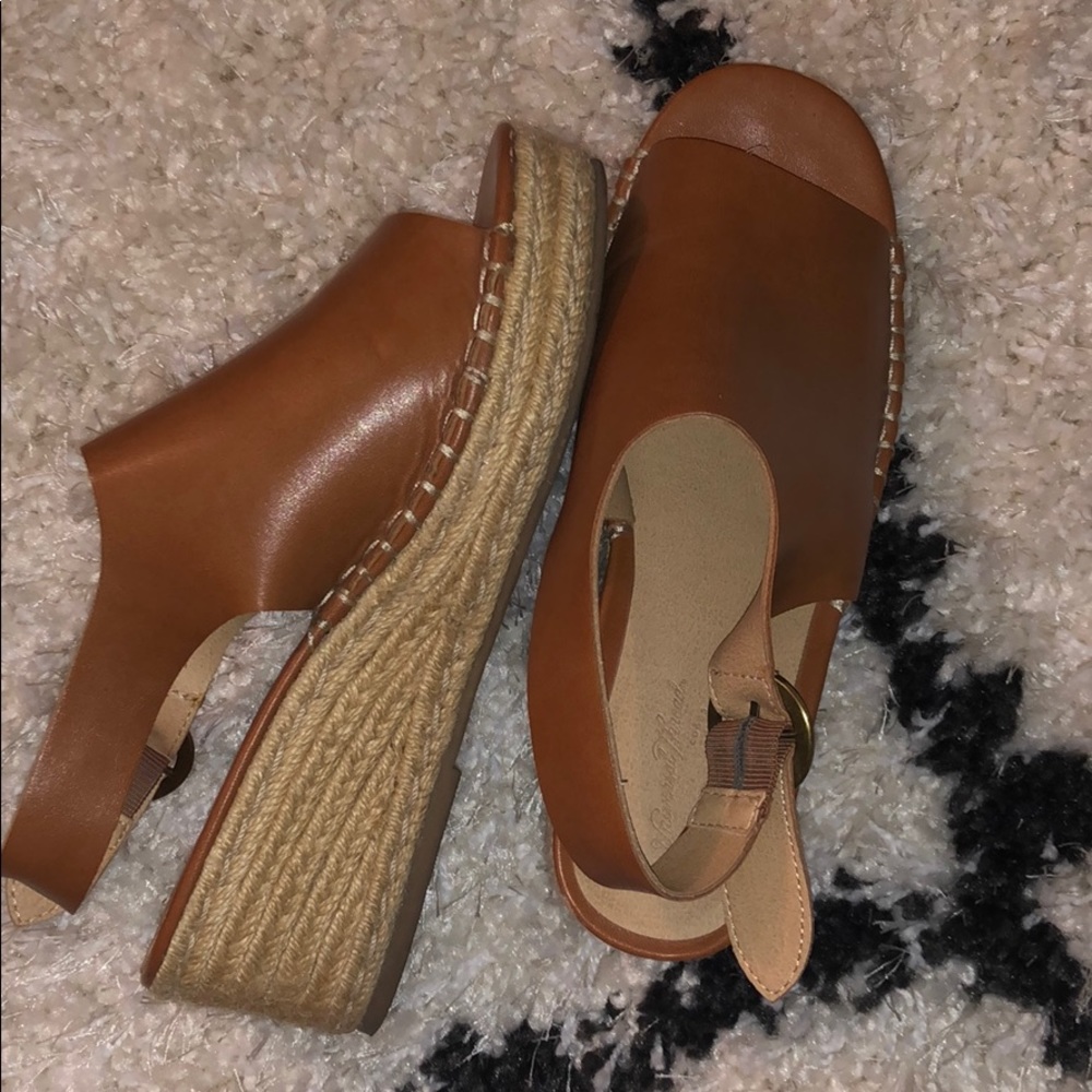 Tan platform sandal size 6